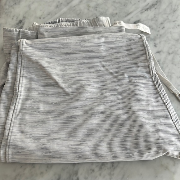 lululemon athletica Pants - Lululemon Size 10 On The Fly 7/8 Pants White Grey Nimbus Luxtreme